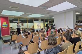 Autorin mit Kinderpublikum