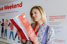 Besucherin mit Hallenplan