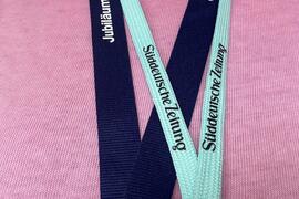 Lanyards mit Aufdruck der Süddeutschen Zeitung und der FAZ