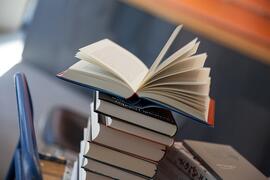 Gestapelte Bücher. Das oberste buch ist aufgeschlagen