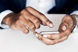 Nahaufnahme zwei Hände mit einem Handy