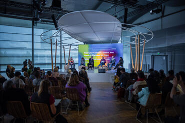 Eine Veranstaltung auf einer Bühne im Ehrengastpavillion der Philippinen mit Publikum.