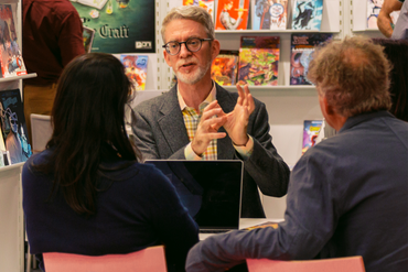 Geschäftsgespräch am Stand