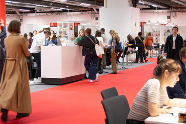 Fachbesucher:innen auf der Messe