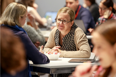 Fachbesucherinnen im Gespräch
