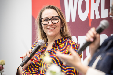 Speakerin auf Bühne