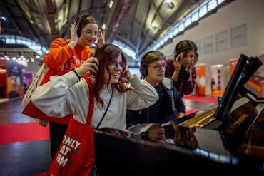 Jugendliche sitzen am Klavier