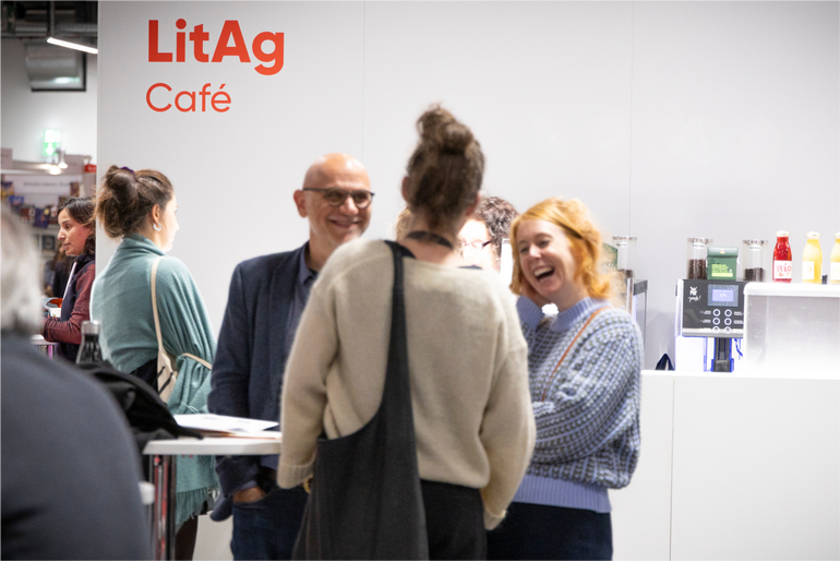 Fachbesucher:innen im LitAg Cafe