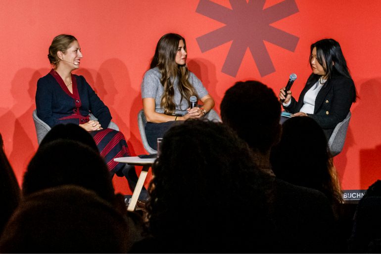 Drei Frauen, die auf einer Bühne sitzend ein Gespräch führen. 