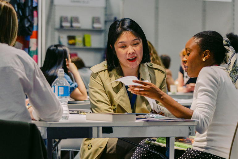 Zwei Fachbesucherinnen unterhalten sich. 