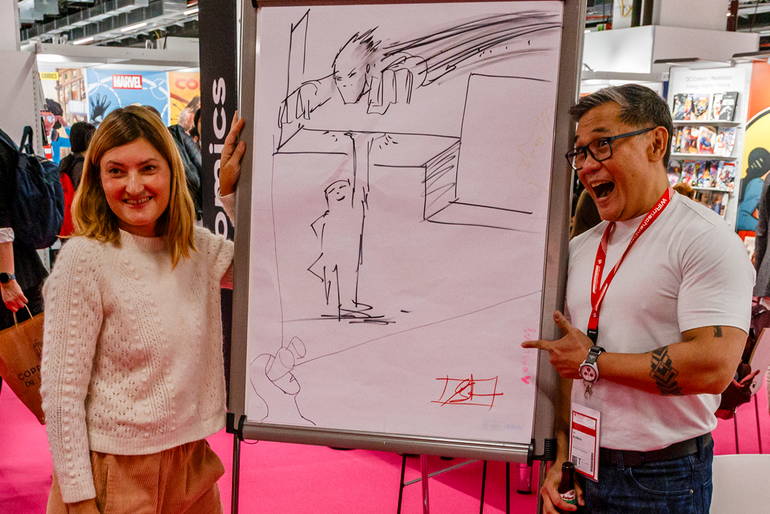 Illustrator und Illustratorin zeigen ihre Arbeit