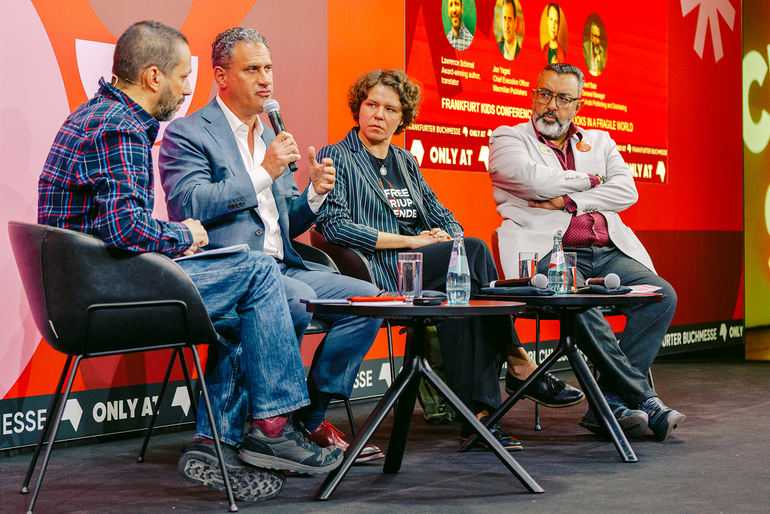 Speaker*innen auf Bühne