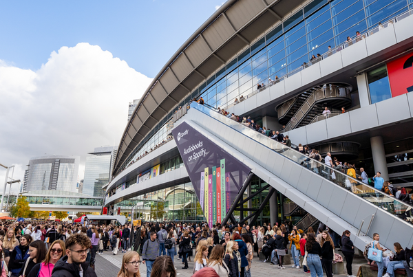 Besucher:innen auf dem Messegelände bei Halle 3.1