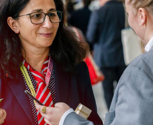 Zwei Frauen sind im Gespräch, stehen sich gegenüber