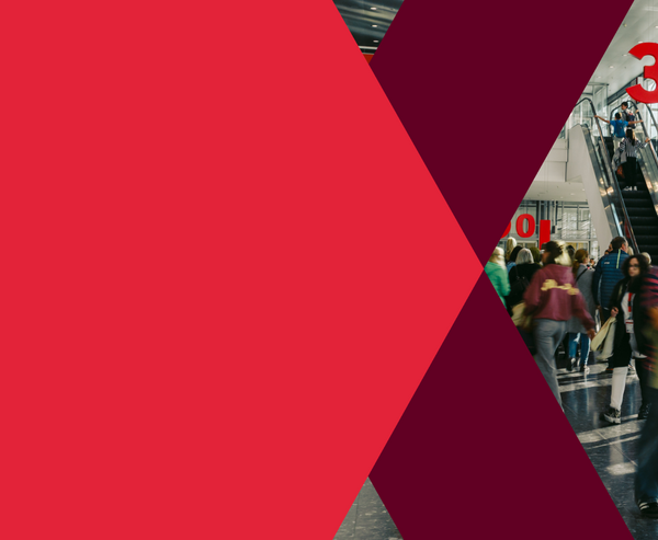 Menschen gehen in einer Halle in verschiedene Richtungen. 