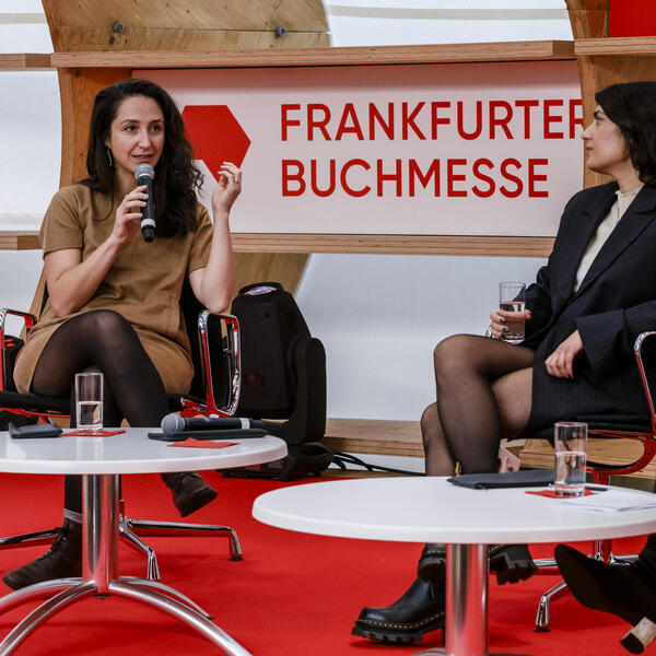 Fatma Aydemir und Aslı Özarslan im Gespräch auf der Bühne