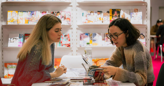 Fachbesucher:innen im Gespräch