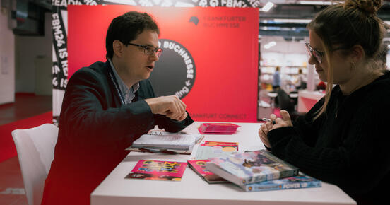 Fachbesucher:innen im Gespräch