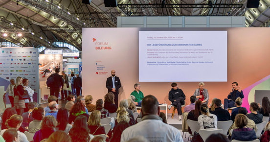 Besucher*innen bei einem Panel