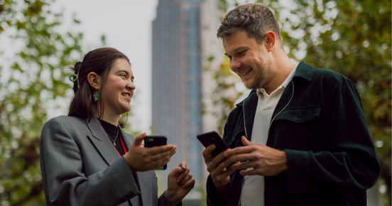 Privatbesucher mit Handy auf der Buchmesse
