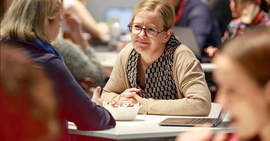 Fachbesucherinnen im Gespräch