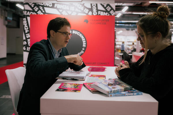 Fachbesucher:innen im Gespräch