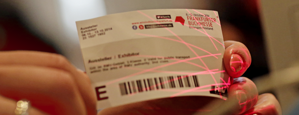 Ein Ticket für die Frankfurter Buchmesse wird an einen Ticket-Scanner gehalten
