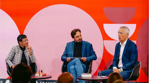 Maria Ressa, Moderator Sebastian Puschner und Jens Stoltenberg im Gespräch auf einer Buchmesse Bühne.
