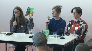 Speakerinnen auf Bühne