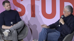 Zwei Speaker in einer Talkrunde