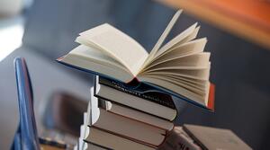 Gestapelte Bücher. Das oberste buch ist aufgeschlagen