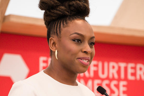 Chimamanda Ngozi Adichie auf der Eröffnungspressekonferenz der Frankfurter Buchmesse 2018