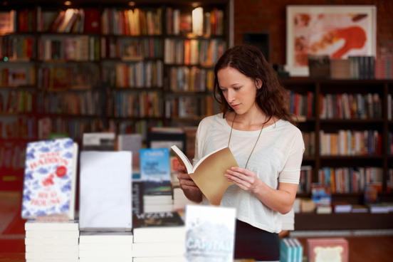 Frau-liest-in-Buchhandlung