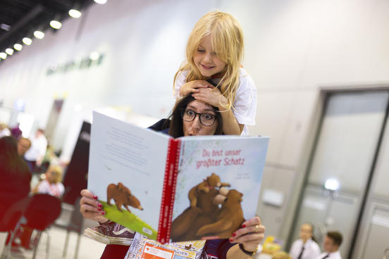 4150-Kids-Frau liest Kind vor