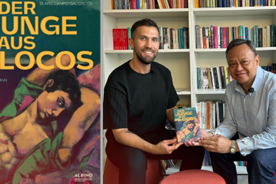 Cover vom philippinischen Roman der Junge aus Ilocos (Albino Verlag) und Tim Beisswenger neben Blaise Campo Gacoscos