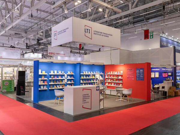 Systemstand DELUXE 24 qm mit Bannerabhängung