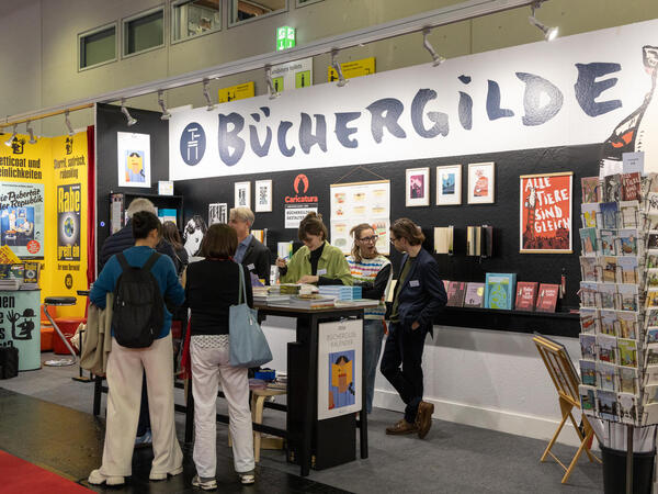 Systemstand GALLERY mit Theke und Postkartenständer