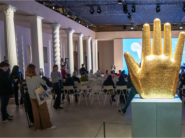 Goldene Hand-Statue