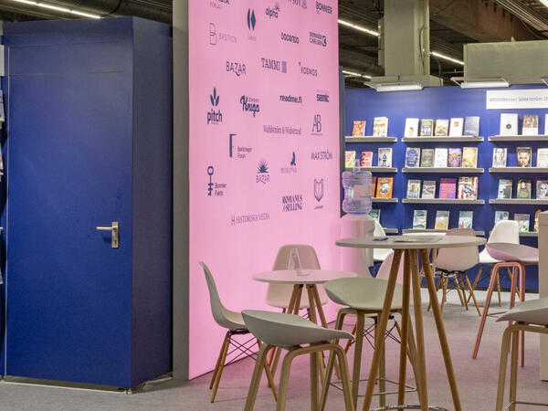 Kabine, Sitzgruppe, Grafikwand und Bücherregale