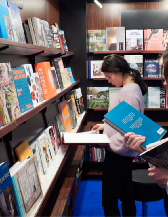 Frau am Stand mit Buch