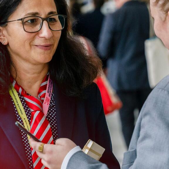 Zwei Frauen sind im Gespräch, stehen sich gegenüber