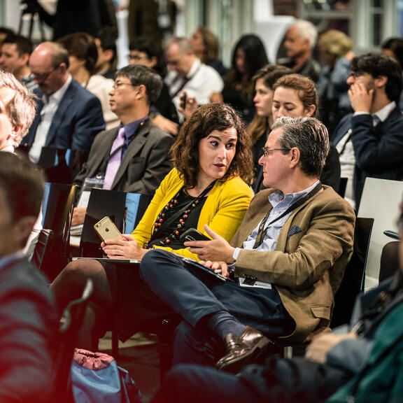 Besucher*innen im Gespräch