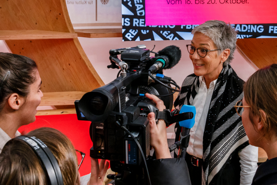 Foto von Pressevertreterinnen bei einem Interview mit Karin Schmidt-Friedrichs. 