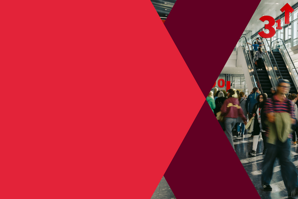 Menschen gehen in einer Halle in verschiedene Richtungen. 