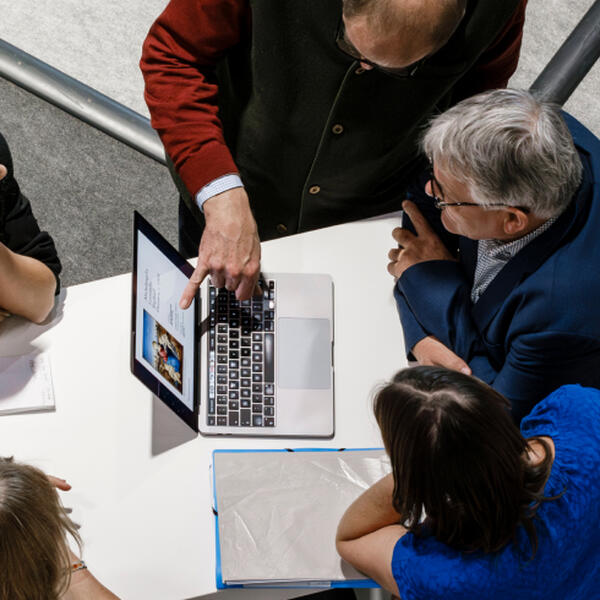 Diskussion am Laptop