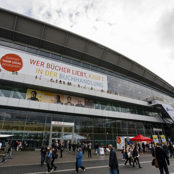 Werbung auf Messegelände