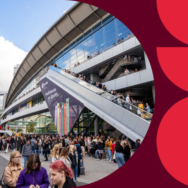 Foto vom Messegelände mit Blick auf den Messeturm und Menschen.