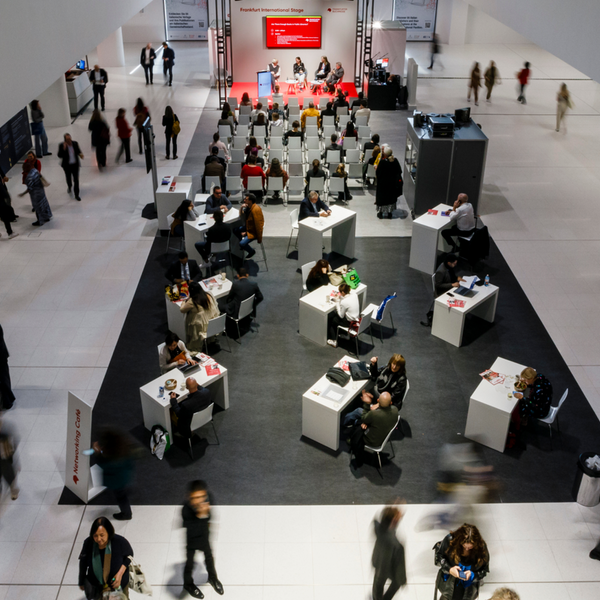 Blick von Empore auf Fachbesucher in Halle 